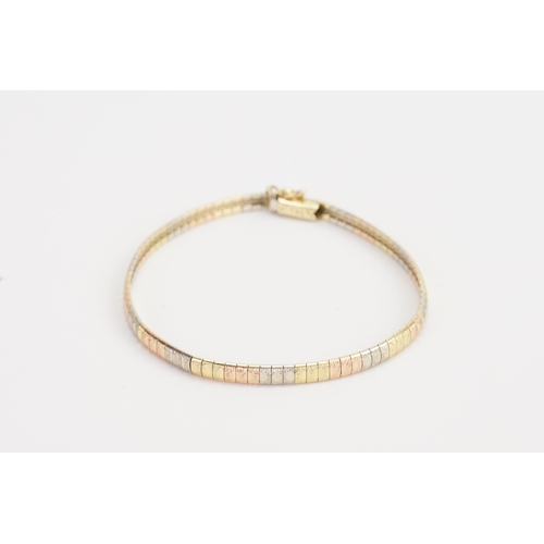 137 - A 14ct tri Gold bracelet, with safety chain. 19.5cm long. Weight 9g.