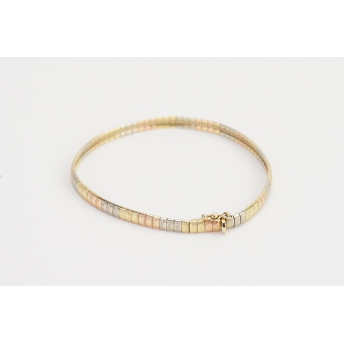 137 - A 14ct tri Gold bracelet, with safety chain. 19.5cm long. Weight 9g.