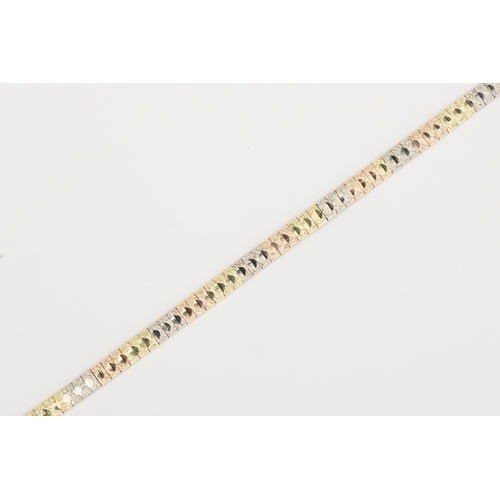 137 - A 14ct tri Gold bracelet, with safety chain. 19.5cm long. Weight 9g.