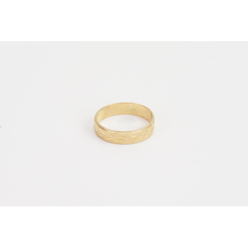 141 - A 18ct Gold engraved wedding band. Weight 2.7g. Size O.