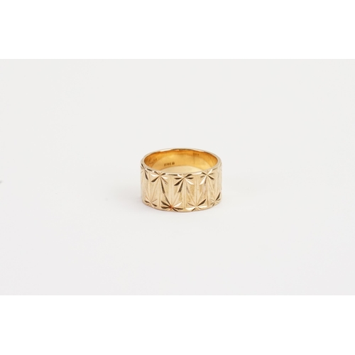 158 - A 9ct Gold art deco design chunky ring. Size M/L. 5.5g