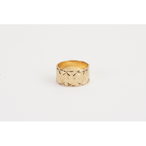 158 - A 9ct Gold art deco design chunky ring. Size M/L. 5.5g