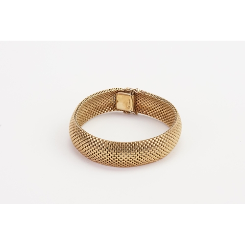 170 - A 9ct Gold Milanese flexible bracelet. In original case. Marked SS with two safety clasps. Weight 43... 