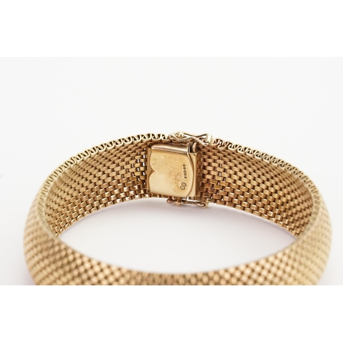 170 - A 9ct Gold Milanese flexible bracelet. In original case. Marked SS with two safety clasps. Weight 43... 