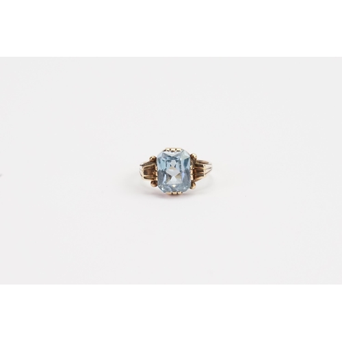 175 - A 14ct 'blue Topaz' style emerald cut ring. Topaz size approx 8mm x 10mm. Ring size L. Weight 3.1g.