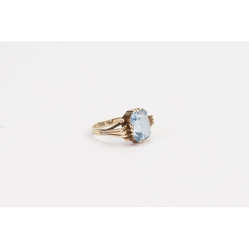 175 - A 14ct 'blue Topaz' style emerald cut ring. Topaz size approx 8mm x 10mm. Ring size L. Weight 3.1g.