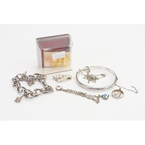 276 - A collection of Silver costume jewellery, including pendant, brooch etc. Weight 40g.