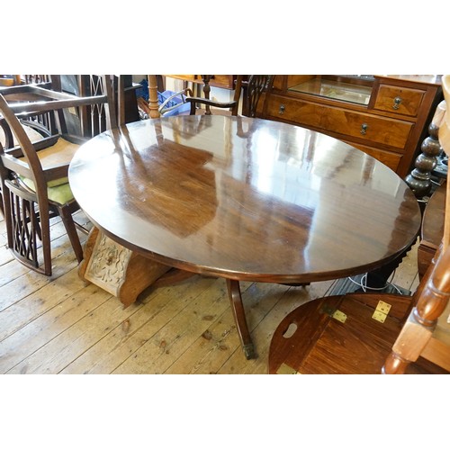 618 - A Victorian Oval Loo Table resting on a Quadruple Foot Support.