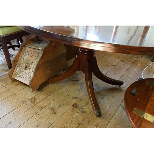 618 - A Victorian Oval Loo Table resting on a Quadruple Foot Support.