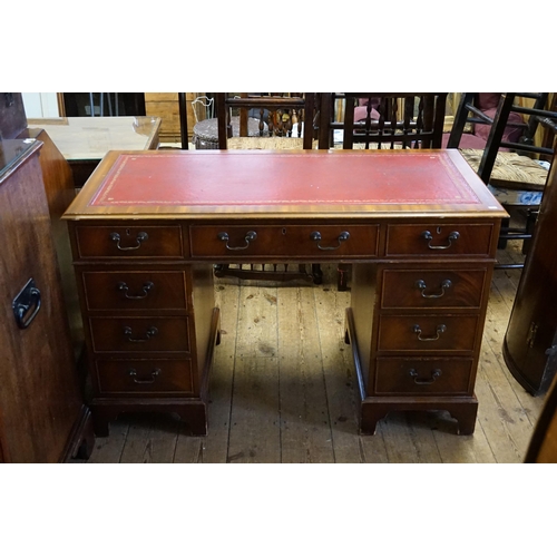 530 - A Reproduction Mahogany effect Pedestal Desk with Fitted Drawers & resting on Bracket Feet. Measurin... 