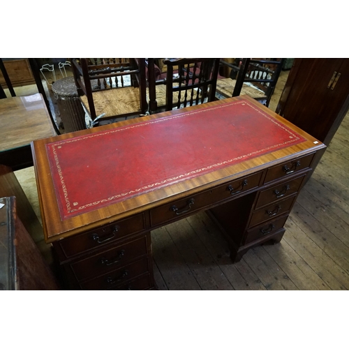 530 - A Reproduction Mahogany effect Pedestal Desk with Fitted Drawers & resting on Bracket Feet. Measurin... 