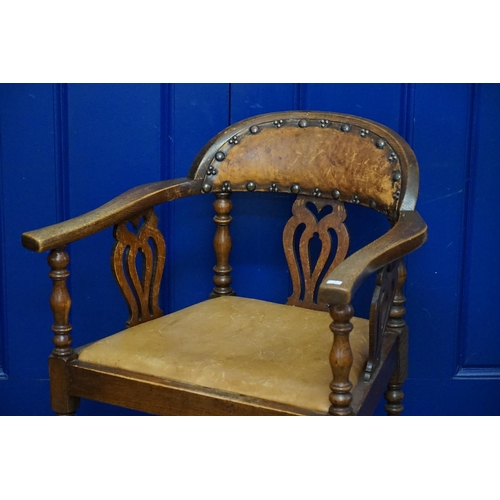 540 - A Yew & Splat Back Oak Framed Leather Seated & Backed Armchair resting on Turned Legs.