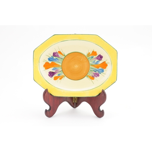 399 - A Clarice Cliff Bizarre Crocus Pattern Game Plate in Orange, Purple, Yellow & Blue. Measuring: 21cms... 