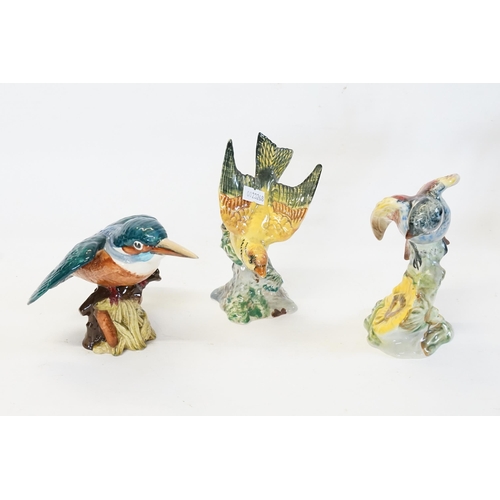 413 - A Beswick study of a Kingfisher No: 2371 along with a Beswick study of a Scarlet Tanager No: 928 & a... 