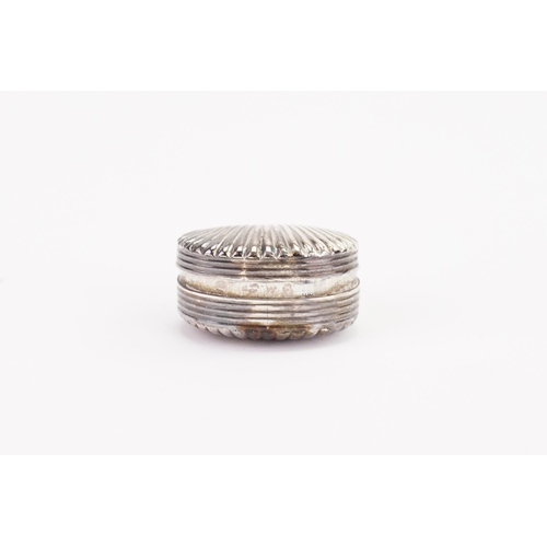 16 - A early 1800 Silver shell snuff box. Date letter D London. Weight 7g.