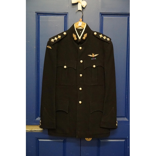 291 - A Royal Artillery Dress Jacket with Artillery Buttons & Patches, Parachute Patch. (Size 34).