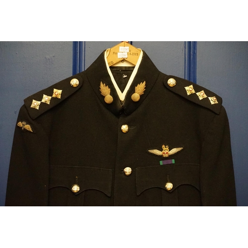 291 - A Royal Artillery Dress Jacket with Artillery Buttons & Patches, Parachute Patch. (Size 34).