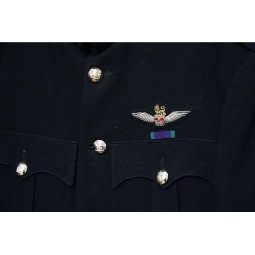 291 - A Royal Artillery Dress Jacket with Artillery Buttons & Patches, Parachute Patch. (Size 34).