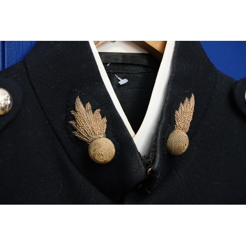 291 - A Royal Artillery Dress Jacket with Artillery Buttons & Patches, Parachute Patch. (Size 34).