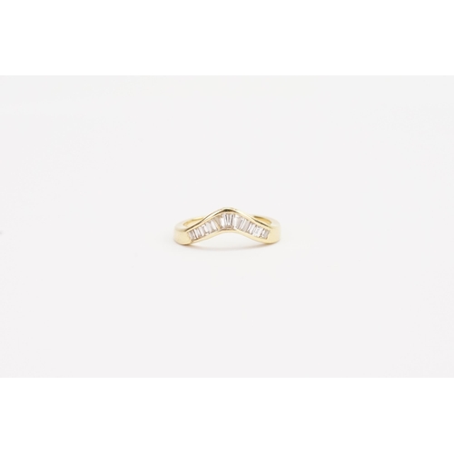 94 - An 18ct Yellow Gold Rectangle Wedding Band set with 11 Diamonds. Weighing: 3.5 grams. Size: I.