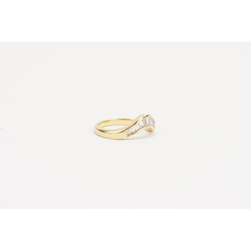 94 - An 18ct Yellow Gold Rectangle Wedding Band set with 11 Diamonds. Weighing: 3.5 grams. Size: I.