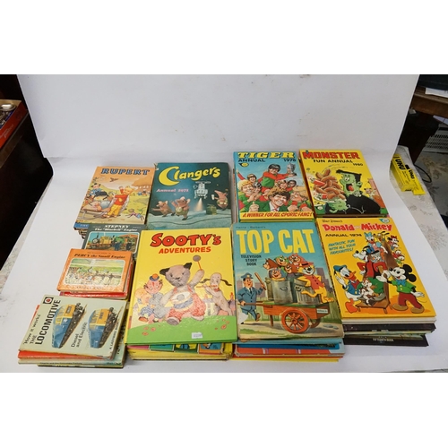 218 - A Good Collection of Children's Annuals to include The Clangers, The Wombles, Enid Blyton, Tiger, Ma... 