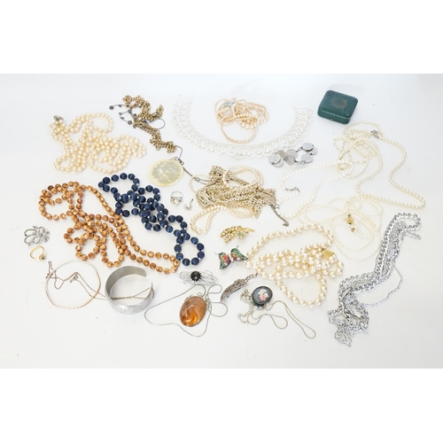 189 - A Collection of Costume Jewellery to include a Silver Sword Brooch, Various Pearls & Beeds.