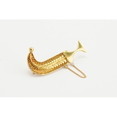 169 - A 9ct Gold Arabic Jambiya Brooch. Weight 5.8g.