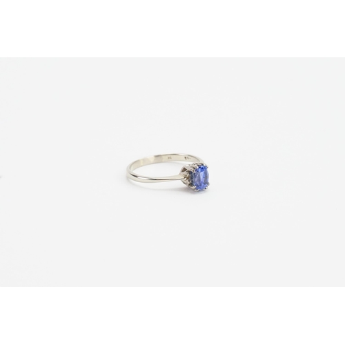 192 - A 18ct white Gold Sapphire set ring, Sapphire size approx 0.15ct. Weight 2g. Size k/L