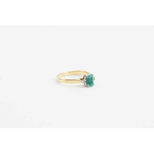 198 - A 18ct Gold Emerald and Diamond set ring, set with a single 0.5ct Emerald and two chip diamonds. Wei... 