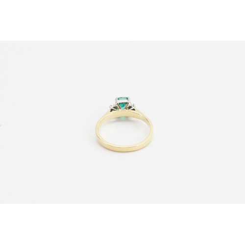 198 - A 18ct Gold Emerald and Diamond set ring, set with a single 0.5ct Emerald and two chip diamonds. Wei... 