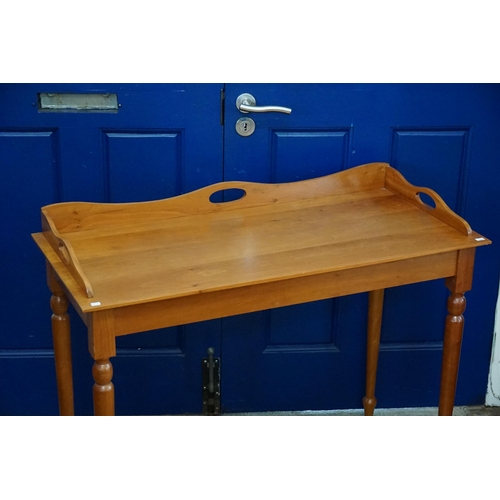 521 - A Reproduction Tray Topped Wash Stand resting on turned legs. Measuring: 102cms x 46cms x 83cms.