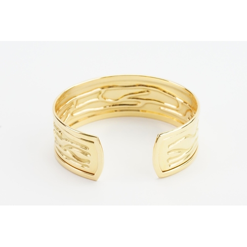 234 - A 18ct gold wide wrist cuff, with indented design. Weight 27g.