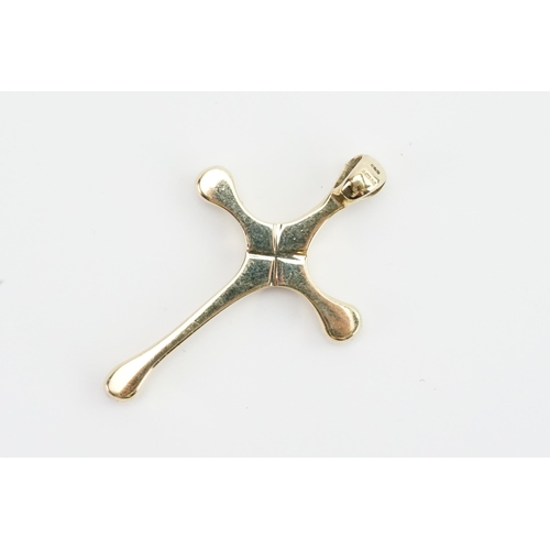 235 - A 9ct gold S&S marked cross pendant. Weight 15g. Size 5.3cm x 3.5cm.