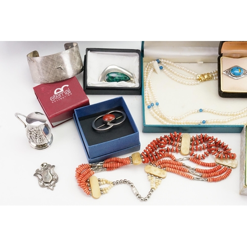 285 - A collection of costume jewellery, to include brooches, bangles etc.