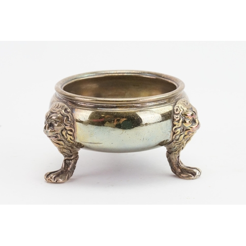 84 - A 1738 Georgian Edward Wood silver condiment pot, resting on lion paw feet. Weight 148g.