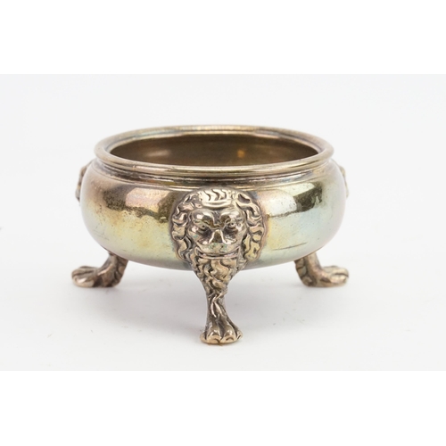 84 - A 1738 Georgian Edward Wood silver condiment pot, resting on lion paw feet. Weight 148g.