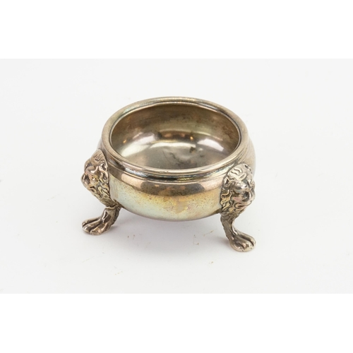 84 - A 1738 Georgian Edward Wood silver condiment pot, resting on lion paw feet. Weight 148g.