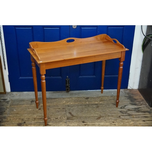 523 - A Reproduction Tray Topped Wash Stand resting on turned legs. Measuring: 102cms x 46cms x 83cms.