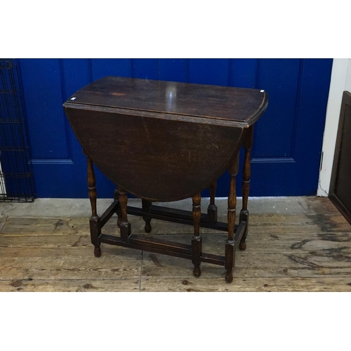 540 - A 1920's oak gate leg table rested on turn supports.