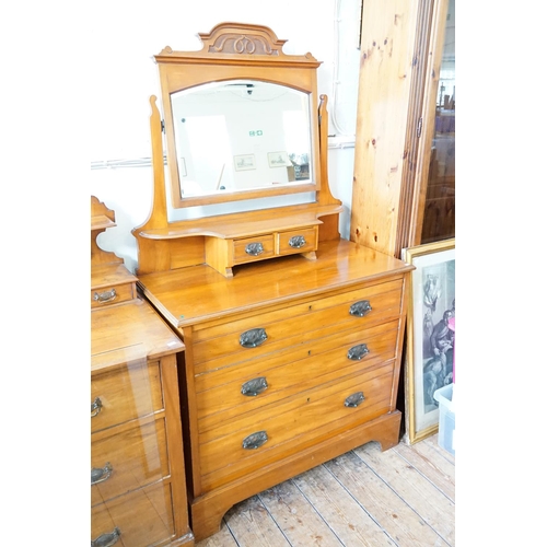 546 - A Satin Walnut dressing table with swing framed mirror, top draws and graduated draws.  Measuring 91... 