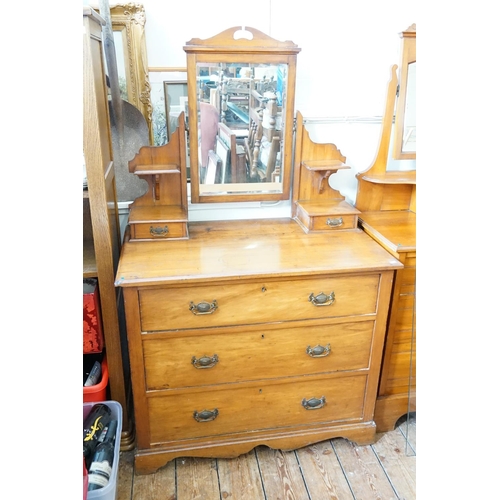 547 - A Chester Dressing Table with swing mirror, fitted graduated drawers and glass handles. Measuring: 9... 