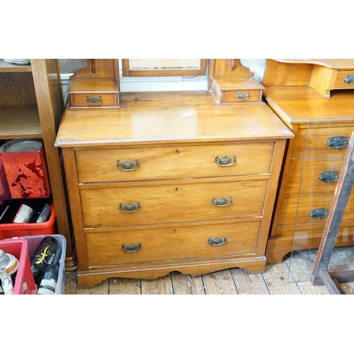 547 - A Chester Dressing Table with swing mirror, fitted graduated drawers and glass handles. Measuring: 9... 