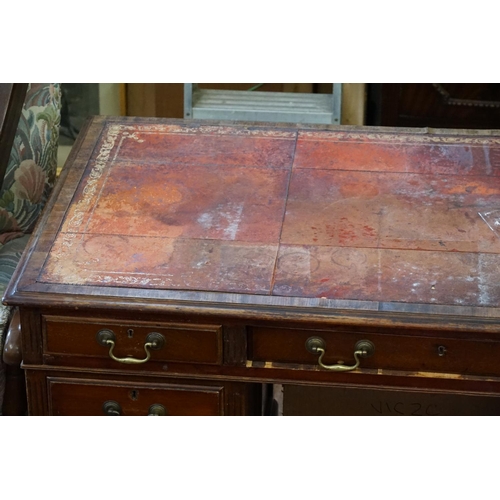 550 - An Antique Mahogany Pedestal desk fitted with graduated drawers, panelled sides & an inset gilt leat... 