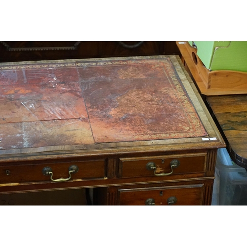 550 - An Antique Mahogany Pedestal desk fitted with graduated drawers, panelled sides & an inset gilt leat... 