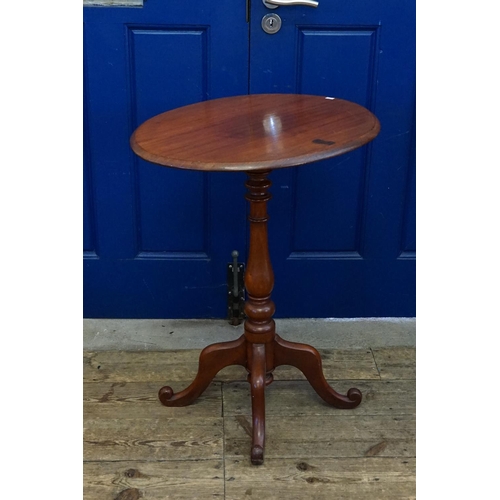 552 - A Victorian Mahogany shaped top wine table resting on a pedestal base with four swept out legs. Meas... 