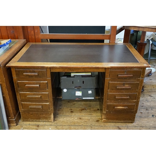 596 - A Mahogany Pedestal Desk with 8 Drawers & a Leather inlay. Measuring: 134cms across x 75cms deep x 7... 