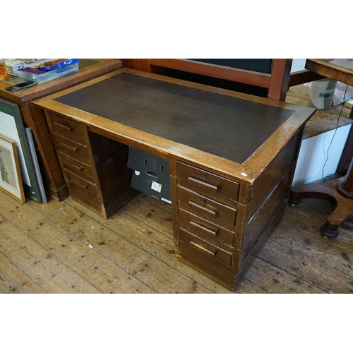 596 - A Mahogany Pedestal Desk with 8 Drawers & a Leather inlay. Measuring: 134cms across x 75cms deep x 7... 