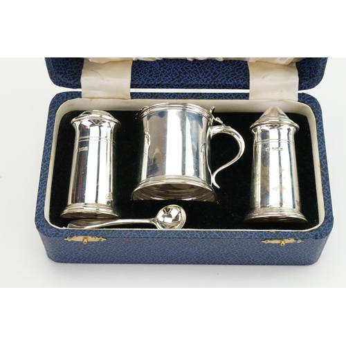 30 - A 1937 cased set of condiment pots. Made by Viner's Ltd. Weight 235g. With extra plated spoon.