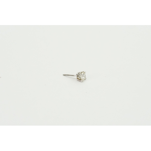 87 - A 0.5ct diamond earring. Weight 0.5g.